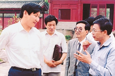 1990年6月8日,习近平在福州华林寺调研。